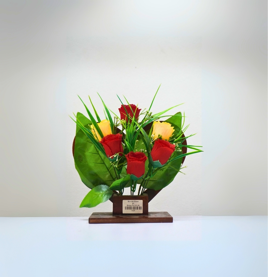 Love Shape কৃত্রিম রেড ও ইয়েলো রোজ টব – ঘরের সাজসজ্জার জন্য সুন্দর ফুলদানি